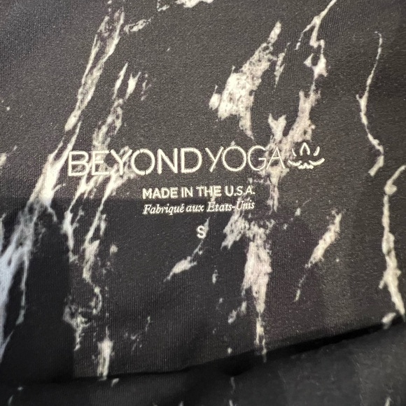 Beautiful Black and White Marbled Beyond Yoga full length stretchy leggings - Picture 7 of 10